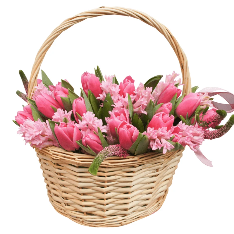 Цветы в корзине с тюльпанами